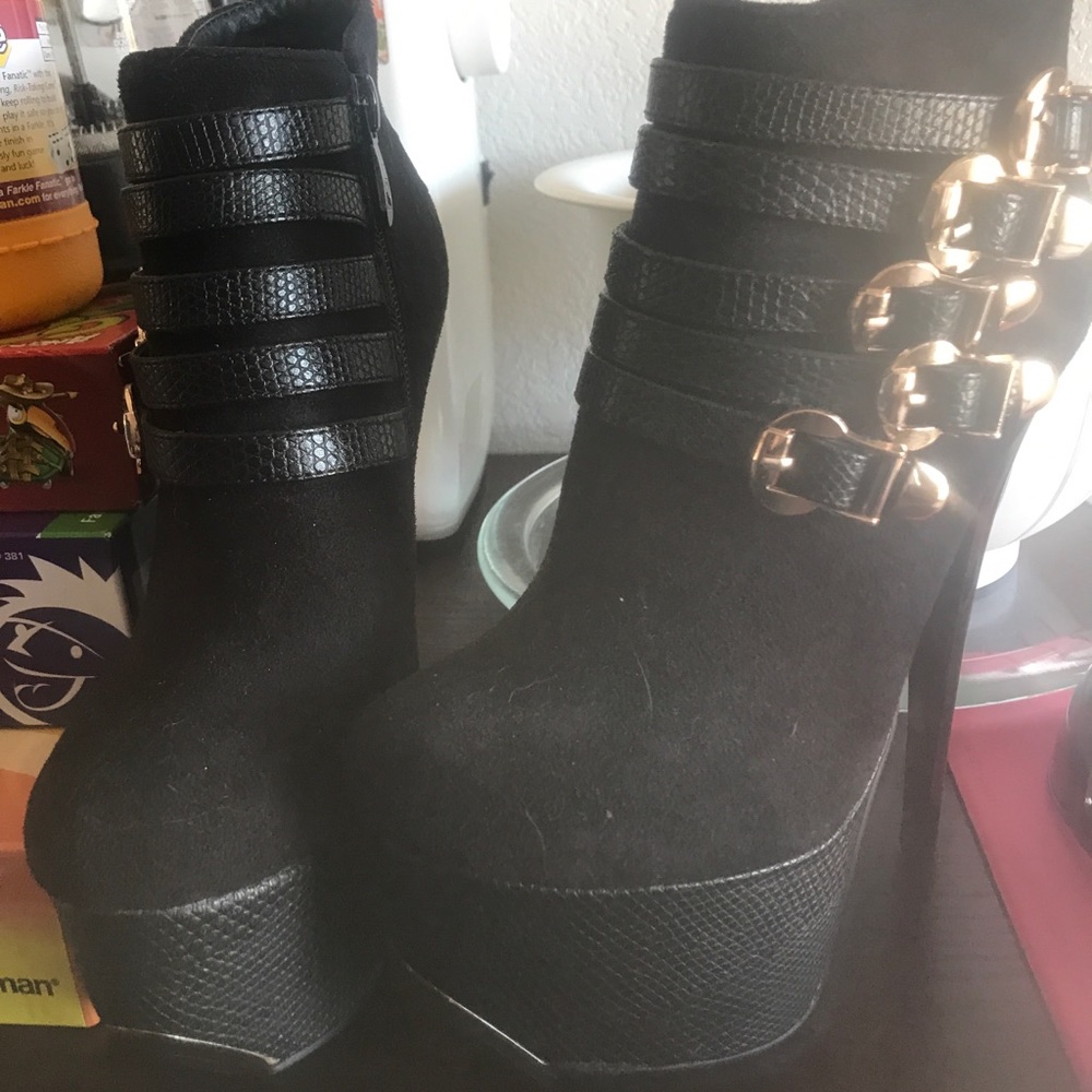 Brand new black and gold 6inch heels size 5M